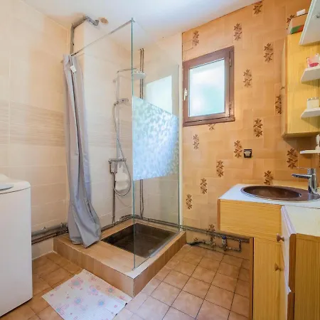Holiday home Inviting In Miremont With Garden